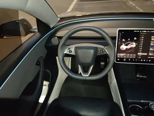 Tesla Model 3 — Фото автомобиля 11