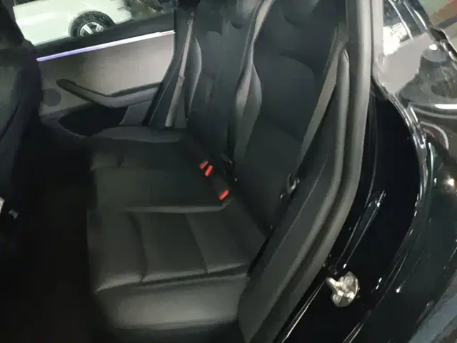 Tesla Model 3 — Фото автомобиля 16