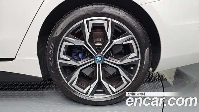 BMW i4 — Фото автомобиля 19