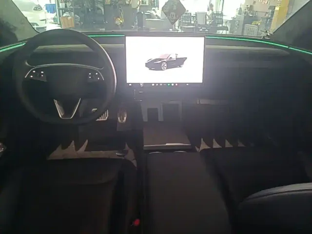 Tesla Model 3 — Фото автомобиля 9