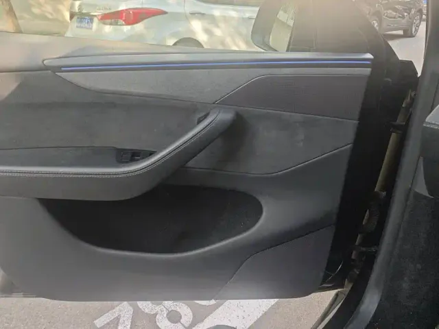Tesla Model Y L — Фото автомобиля 7