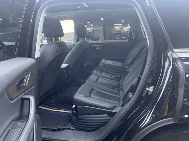 Audi Q7 — Фото автомобиля 8