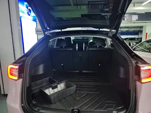 Tesla Model Y — Фото автомобиля 18
