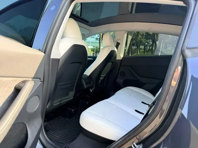 Tesla Model Y — Фото автомобиля 16