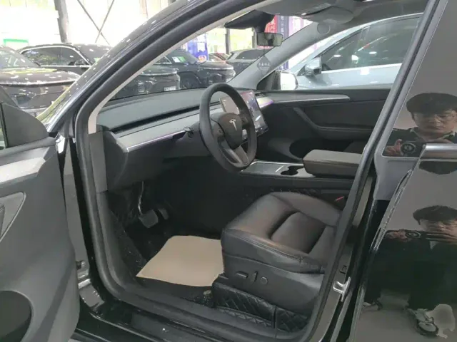 Tesla Model Y — Фото автомобиля 15
