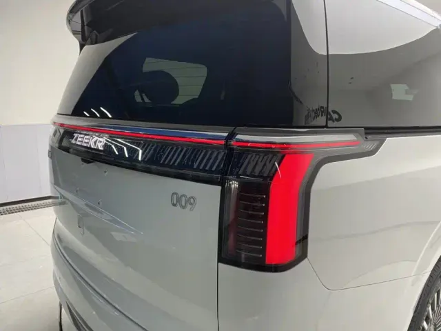 ZEEKR Zeekr 009 2024 7-Seat Aisle AWD Version 108kWh — Фото автомобиля 10