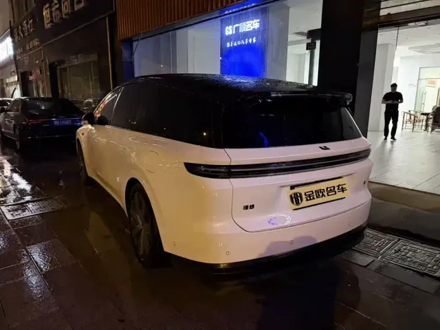 Li Auto i8 — Фото автомобиля 5