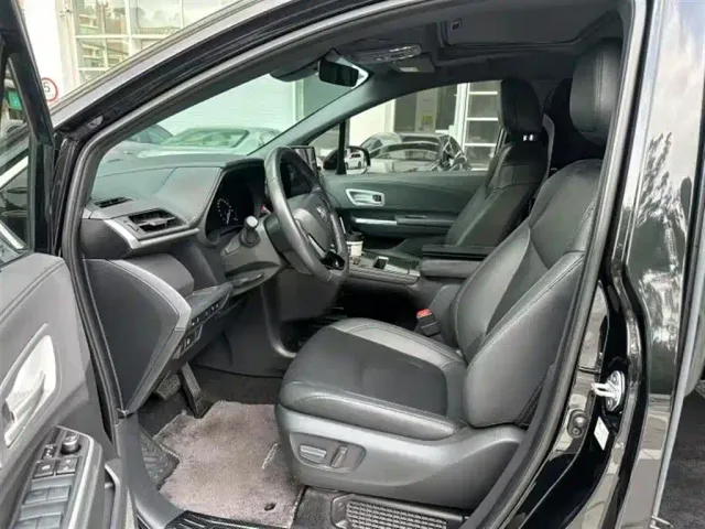 Toyota Sienna — Фото автомобиля 2