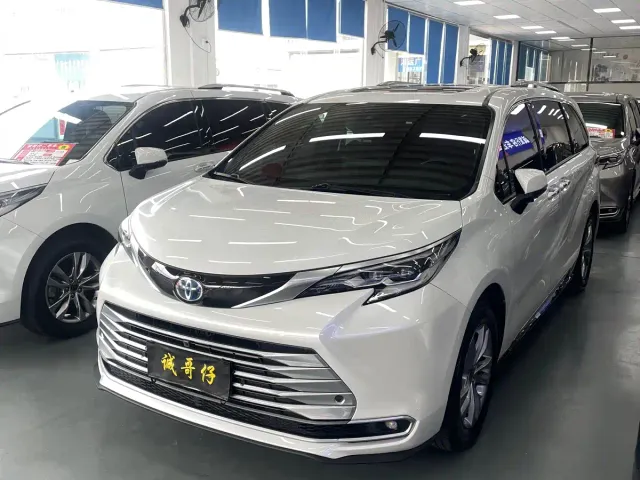 Toyota Sienna — Фото автомобиля 2