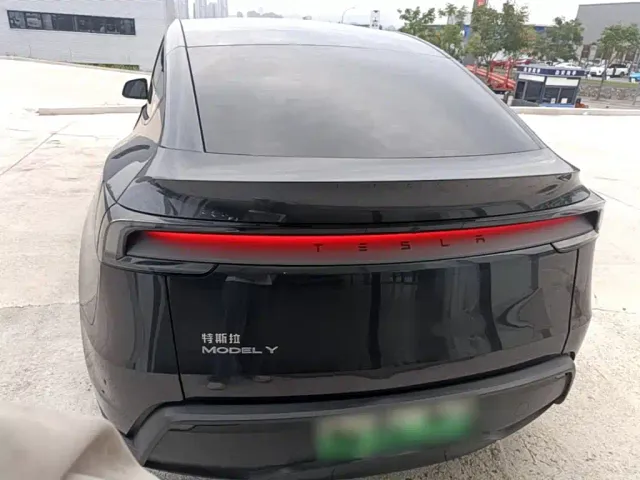 Tesla Model Y — Фото автомобиля 5