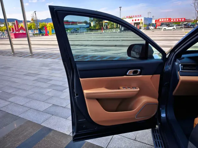 Li Auto ONE — Фото автомобиля 10