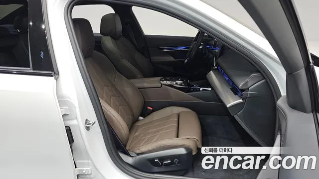 BMW 5 Series G60 — Фото автомобиля 26