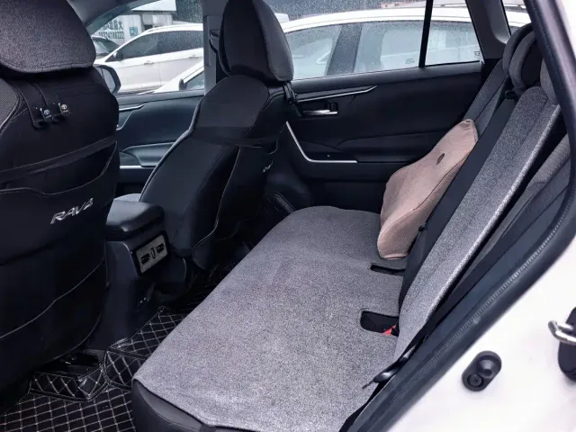 Toyota RAV4 — Фото автомобиля 7