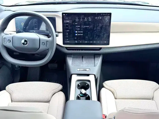 Volvo XC70 Plug-in Hybrid — Фото автомобиля 5