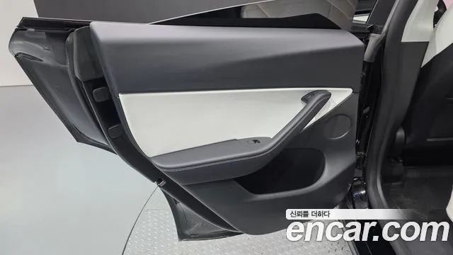 Tesla Model Y — Фото автомобиля 14