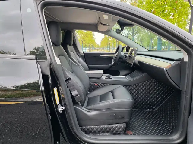 Tesla Model Y — Фото автомобиля 12