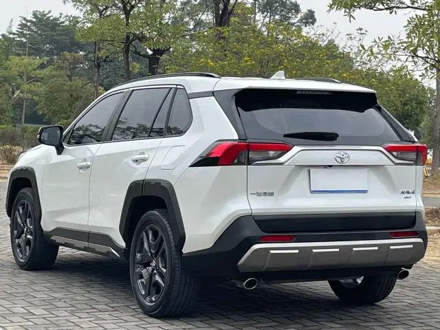 Toyota RAV4 — Фото автомобиля 10