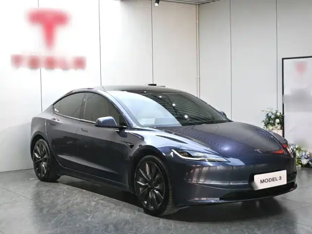 Tesla Model 3 — Фото автомобиля 3