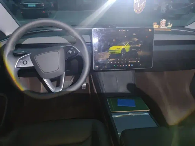 Tesla Model 3 — Фото автомобиля 10