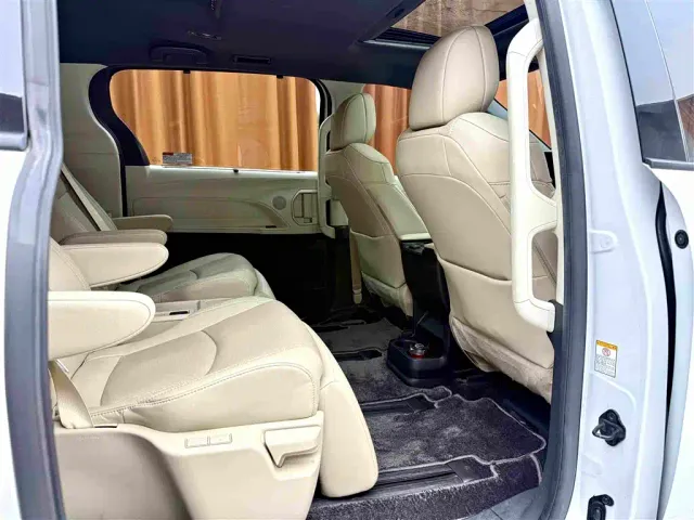 Toyota Sienna — Фото автомобиля 8