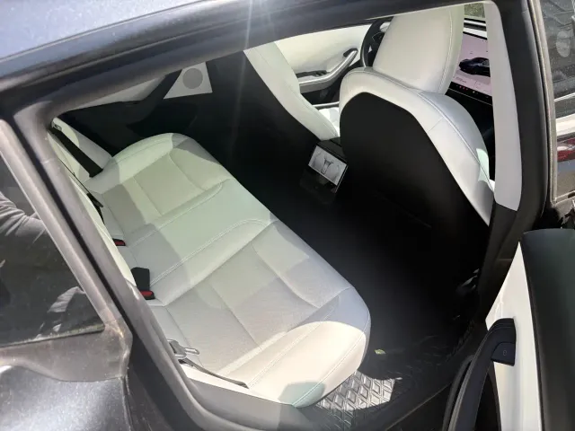 Tesla Model 3 — Фото автомобиля 8