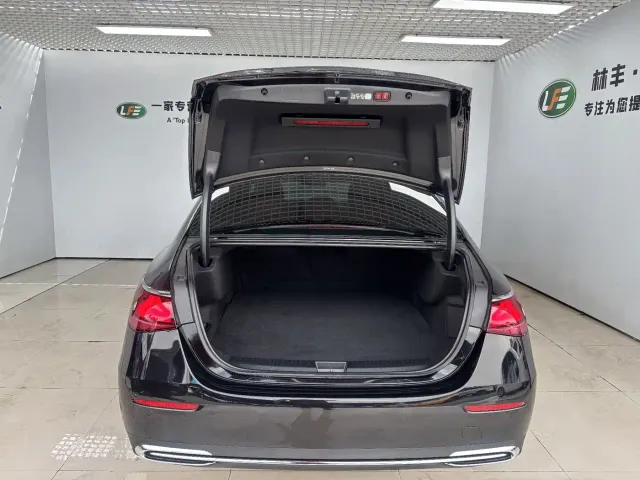 Mercedes-Benz E-Class — Фото автомобиля 27