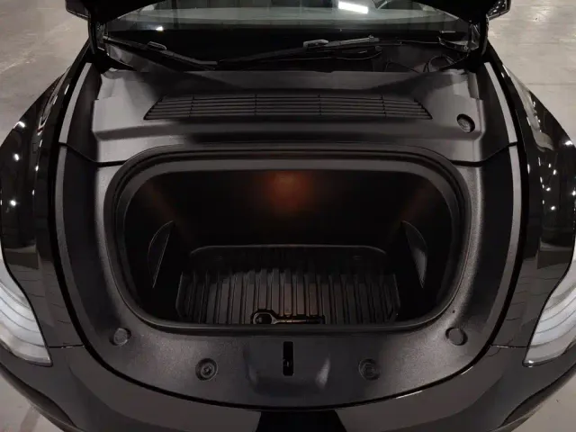 Tesla Model Y — Фото автомобиля 6