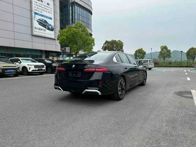 BMW 5 Series — Фото автомобиля 5