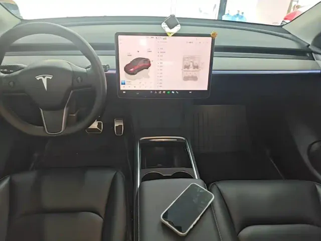 Tesla Model Y — Фото автомобиля 4