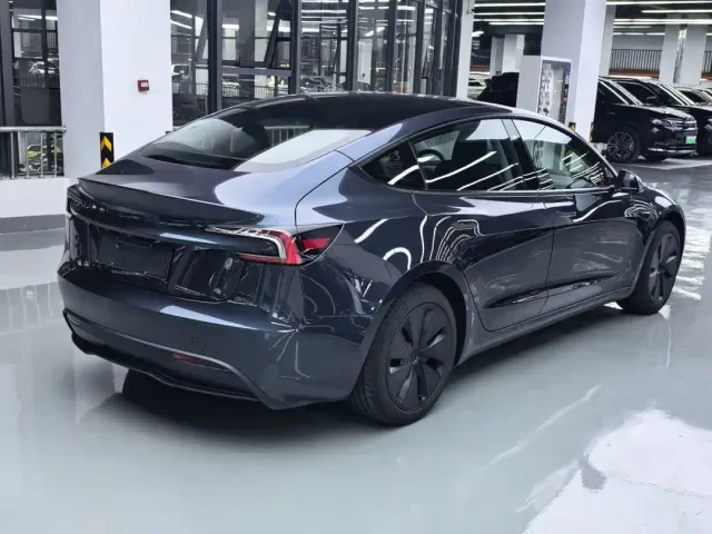 Tesla Model 3 — Фото автомобиля 15