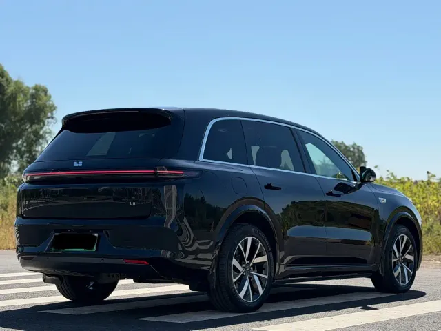 Li Auto L8 — Фото автомобиля 4