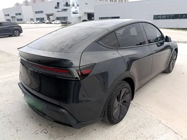 Tesla Model Y — Фото автомобиля 6