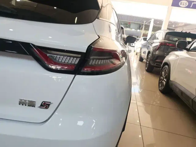 Geely Emgrand S — Фото автомобиля 7