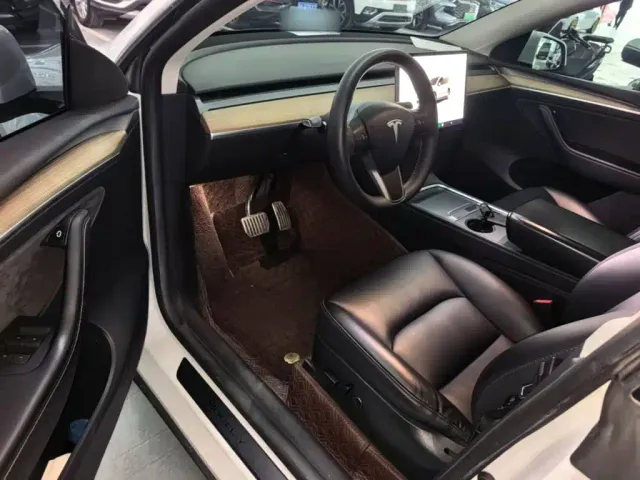 Tesla Model Y — Фото автомобиля 15