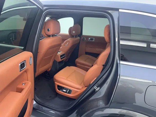 Li Auto L8 — Фото автомобиля 5