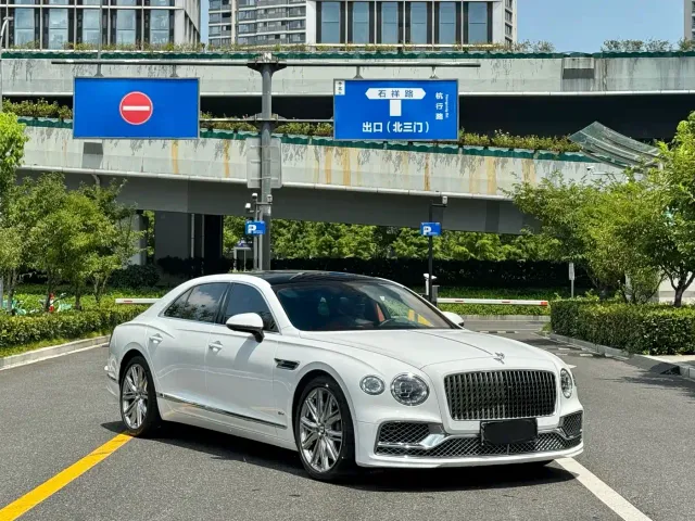 Bentley Flying Spur — Фото автомобиля 2
