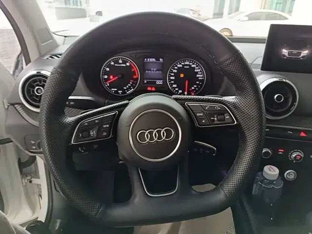 Audi Q2L — Фото автомобиля 10
