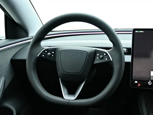 Tesla Model 3 — Фото автомобиля 19