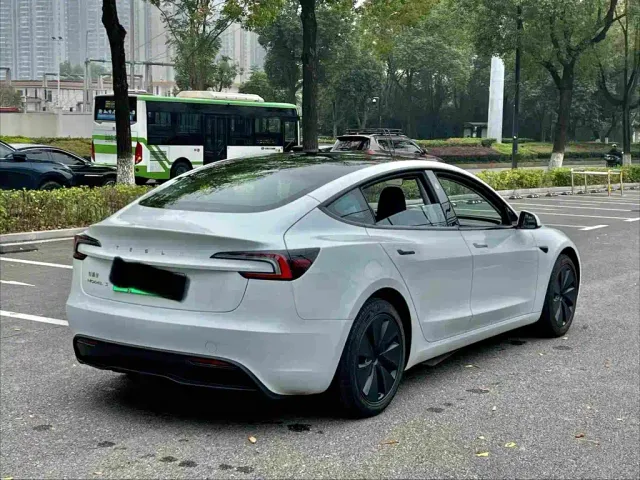 Tesla Model 3 — Фото автомобиля 9