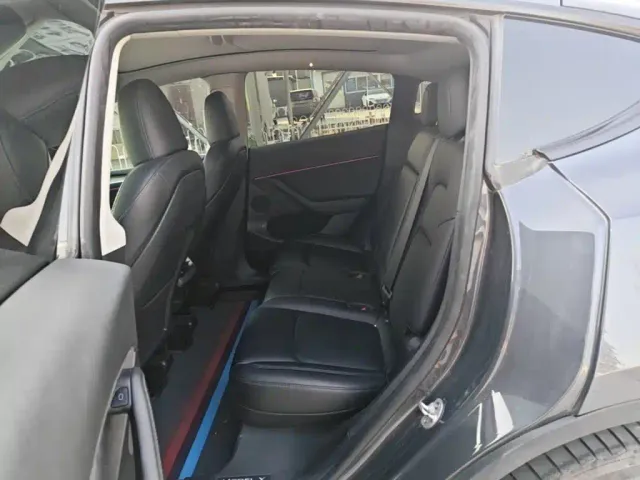 Tesla Model Y — Фото автомобиля 16