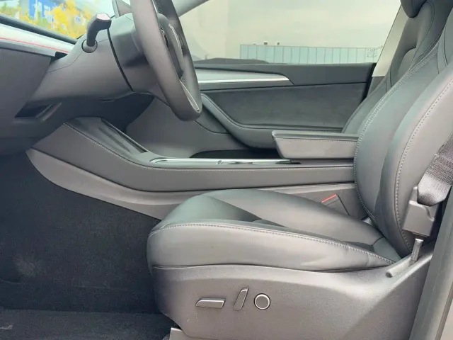 Tesla Model Y — Фото автомобиля 12