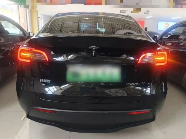 Tesla Model Y — Фото автомобиля 5