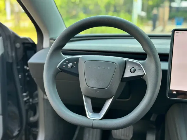 Tesla Model 3 — Фото автомобиля 14