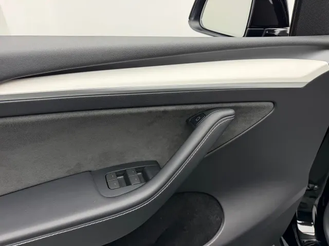 Tesla Model Y — Фото автомобиля 19