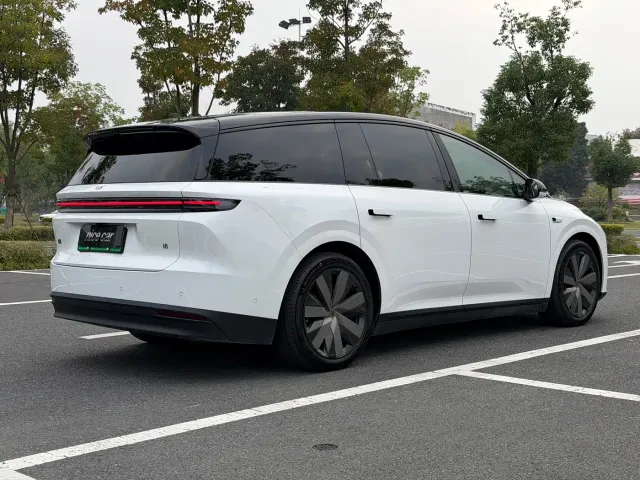 Li Auto i8 — Фото автомобиля 7