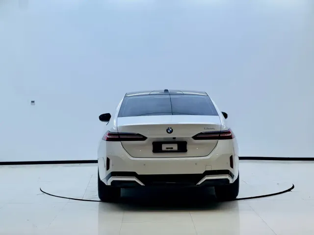 BMW 5 Series — Фото автомобиля 5