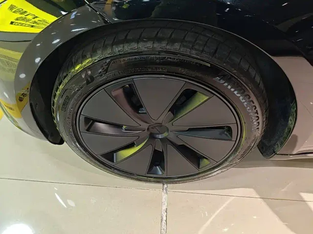 Tesla Model 3 — Фото автомобиля 22