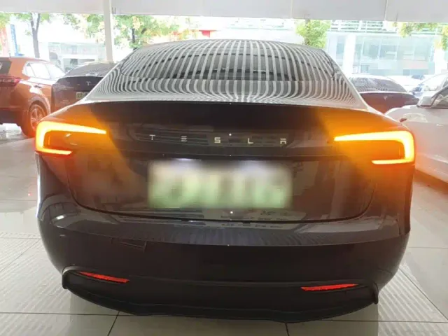Tesla Model 3 — Фото автомобиля 5