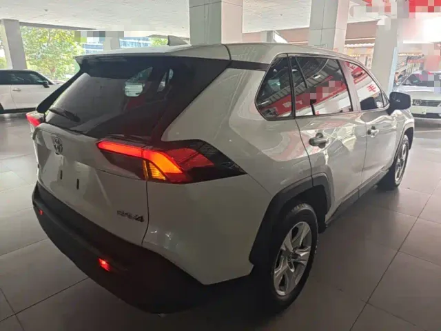 Toyota RAV4 — Фото автомобиля 6