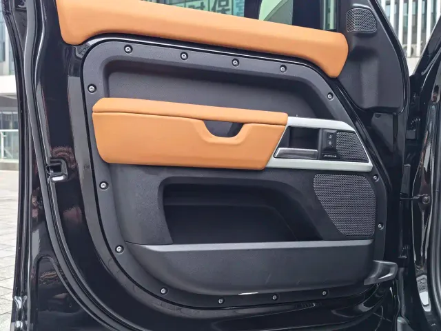 Land Rover Defender — Фото автомобиля 10